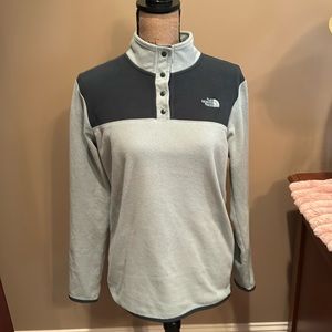 THE NORTH FACE WOMENS FLEECE TOP WITH SNAPS IN SZ M…GENTLY WORN…NICE!